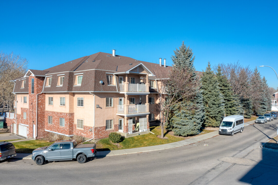 1415 17 St SE in Calgary, AB - Building Photo
