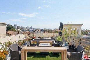 1540 S Bentley Ave, Unit 402 in Los Angeles, CA - Building Photo