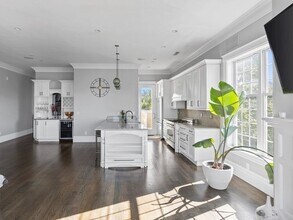 322 W 4th St, Unit 4 in Boston, MA - Foto de edificio - Building Photo