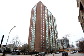 Eastwood Towers in Chicago, IL - Building Photo - Building Photo