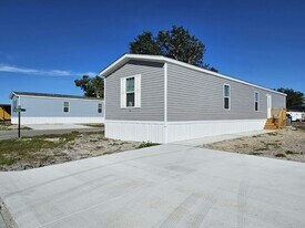 1050 Myakka Dr in North Fort Myers, FL - Building Photo