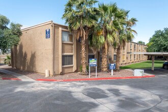 Fairway Vistas Condominiums in Phoenix, AZ - Building Photo - Building Photo