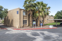 Fairway Vistas Condominiums in Phoenix, AZ - Foto de edificio - Building Photo