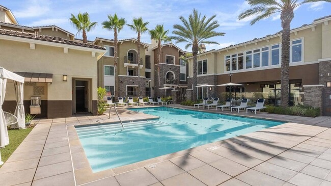 Valentia by Windsor in La Habra, CA - Foto de edificio - Building Photo