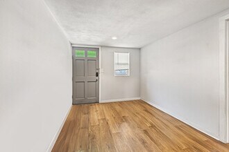 2501 Oakdale St S, Unit 2 in St. Petersburg, FL - Foto de edificio - Building Photo
