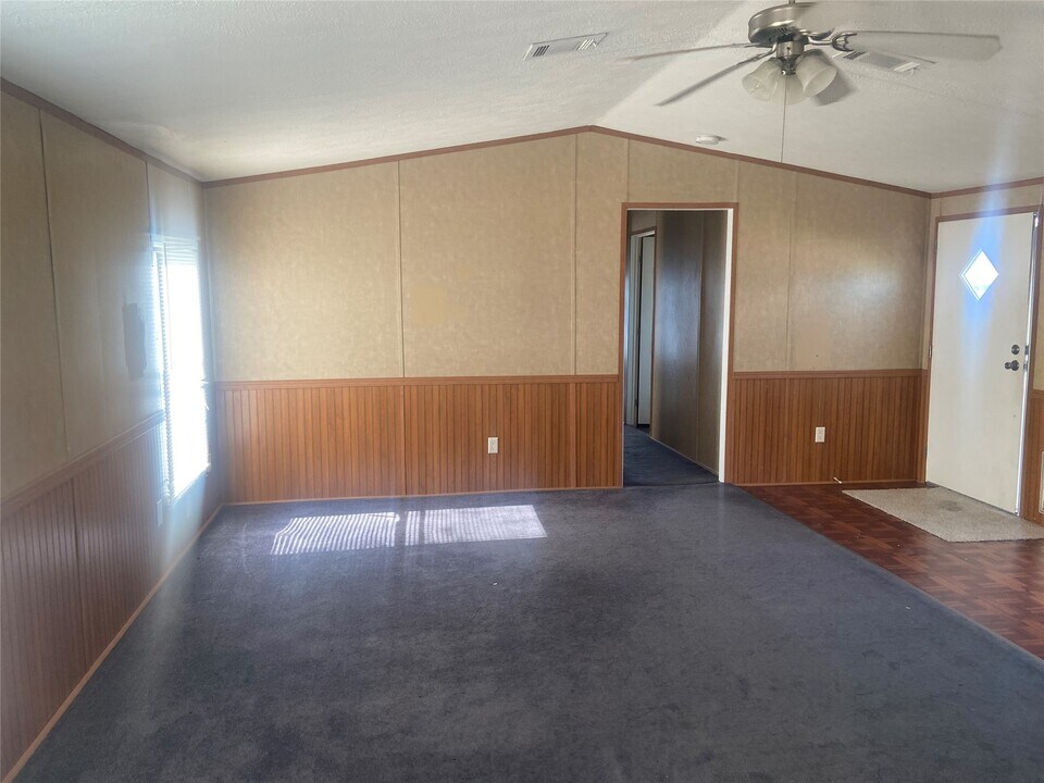 9311 Johnson Rd in Wallis, TX - Building Photo