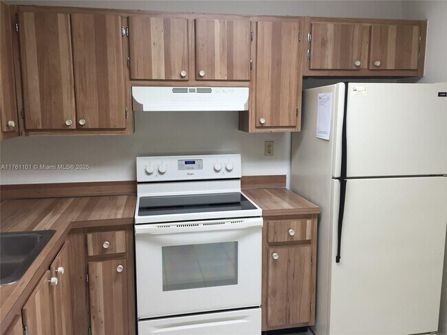 10855 SW 112th Ave in Miami, FL - Building Photo - Building Photo