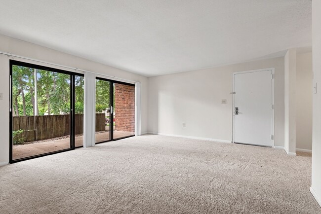 500 Umstead Dr in Chapel Hill, NC - Foto de edificio - Building Photo