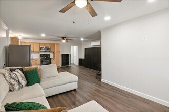 1300 Kansas Ave S in Anahuac, TX - Building Photo - Building Photo