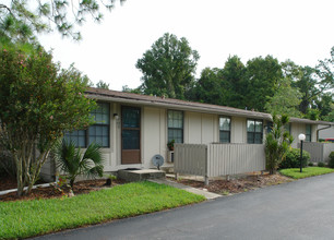 Sanford Court in Sanford, FL - Foto de edificio - Building Photo