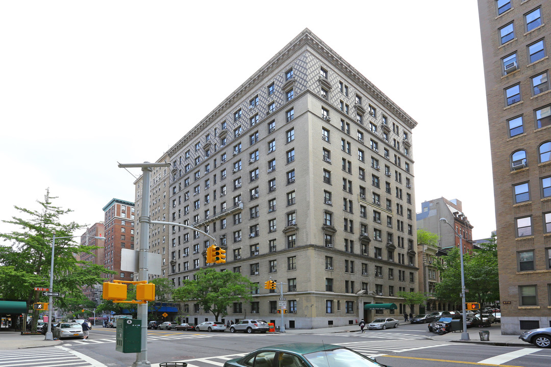 680 West End Ave in New York, NY - Building Photo