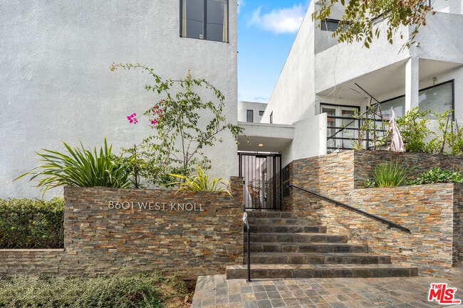 8601 W Knl Dr in West Hollywood, CA - Building Photo - Building Photo