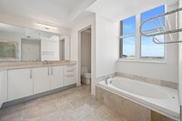 3330 NE 190th St, Unit 2010 in Aventura, FL - Building Photo - Building Photo