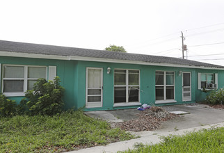 B & R Apartments in Naples, FL - Building Photo - Building Photo