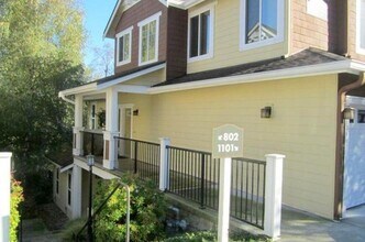 5551 Lakemont Blvd SE in Bellevue, WA - Building Photo - Building Photo