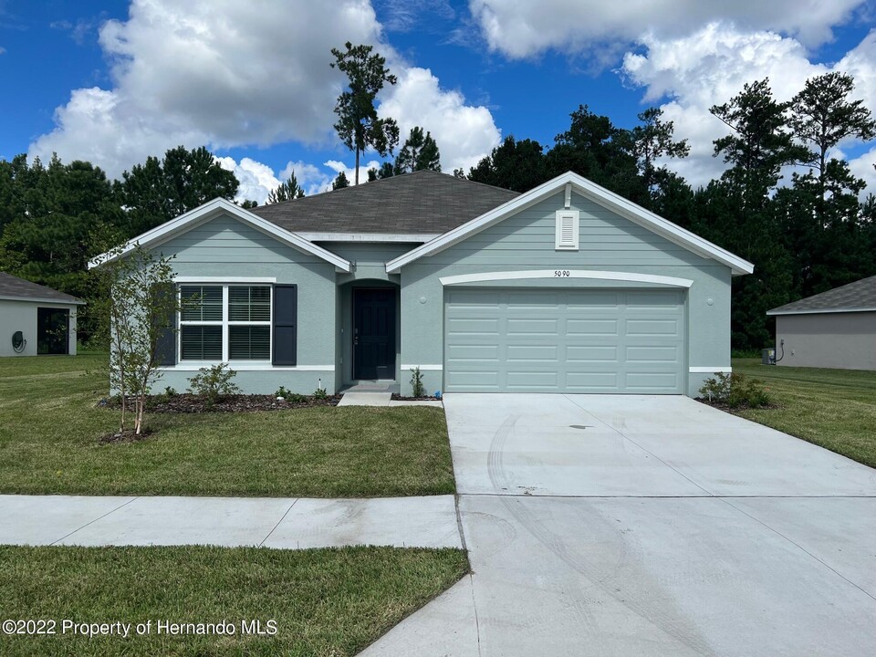 5090 Diantha Way in Brooksville, FL - Building Photo