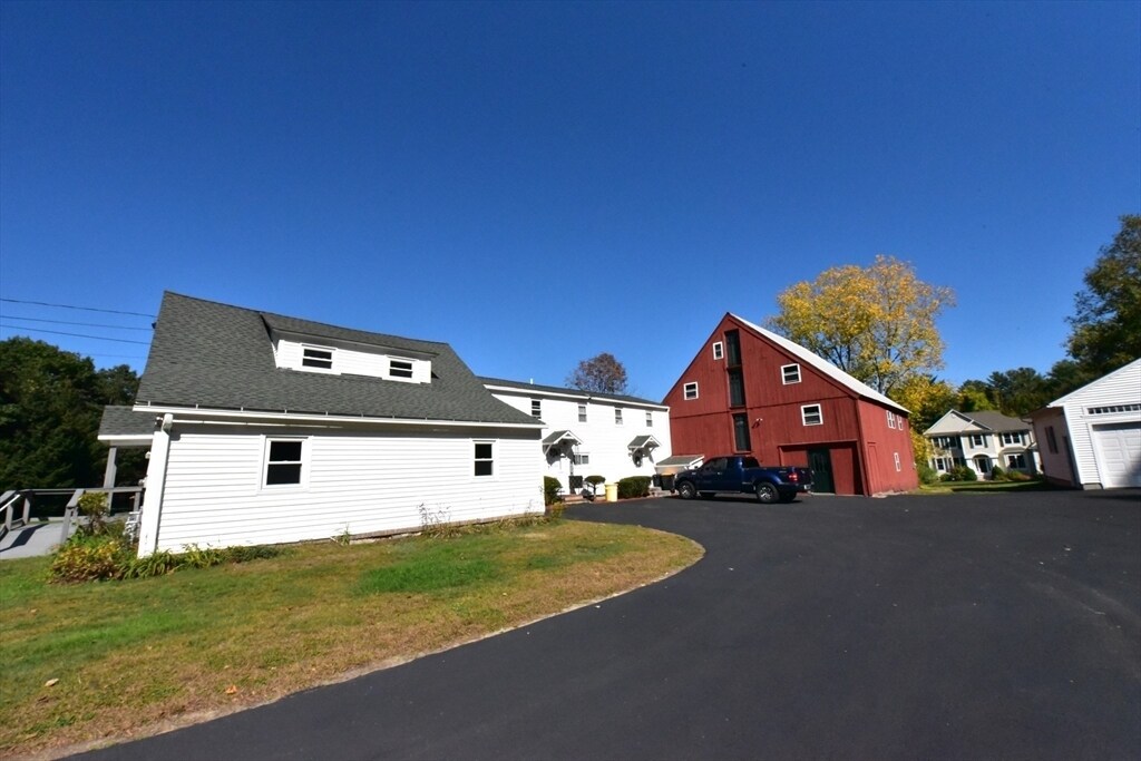 70 Beaver Brook Rd in Westford, MA - Building Photo
