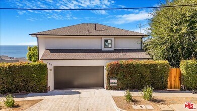 321 N Las Casas Ave in Los Angeles, CA - Building Photo - Building Photo
