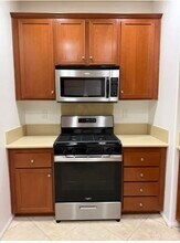 28063 Catherine Dr, Unit Beautiful Condo in Santa Clarita, CA - Building Photo - Building Photo