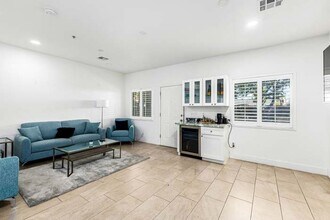 1718 W Colter St, Unit 115 in Phoenix, AZ - Foto de edificio - Building Photo