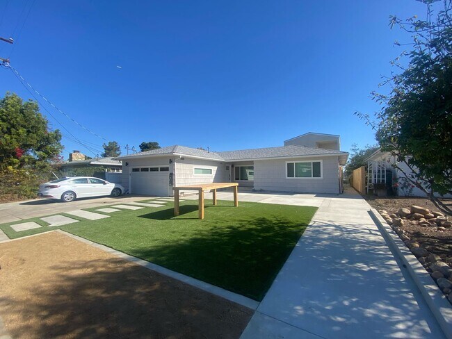 5333 E Falls View Dr in San Diego, CA - Building Photo - Building Photo