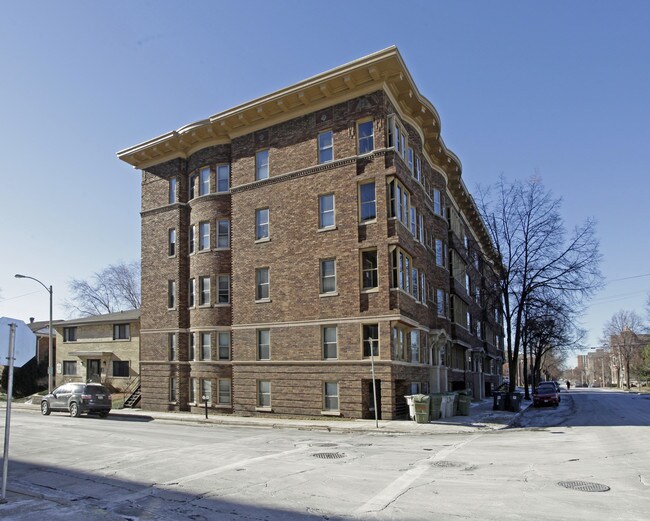 1303-1309 W Kilbourn Ave in Milwaukee, WI - Foto de edificio - Building Photo