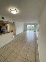 5231 Geneva Way, Unit 306 in Doral, FL - Building Photo