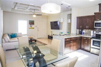 705 E Myrtle Beach Ave-Unit -2 in McAllen, TX - Foto de edificio - Building Photo