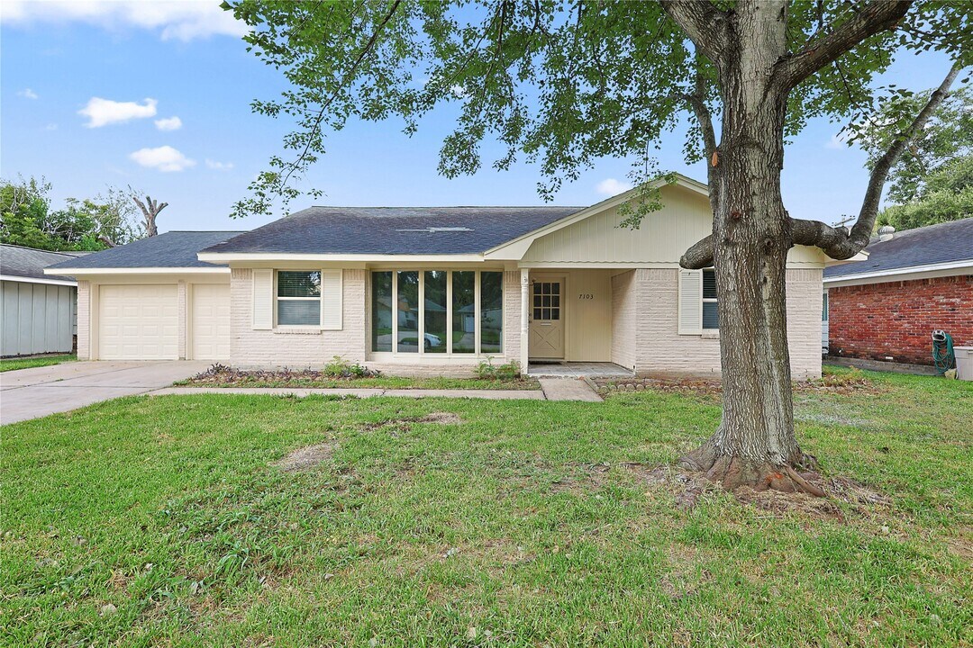 7103 Lugary Dr in Houston, TX - Building Photo
