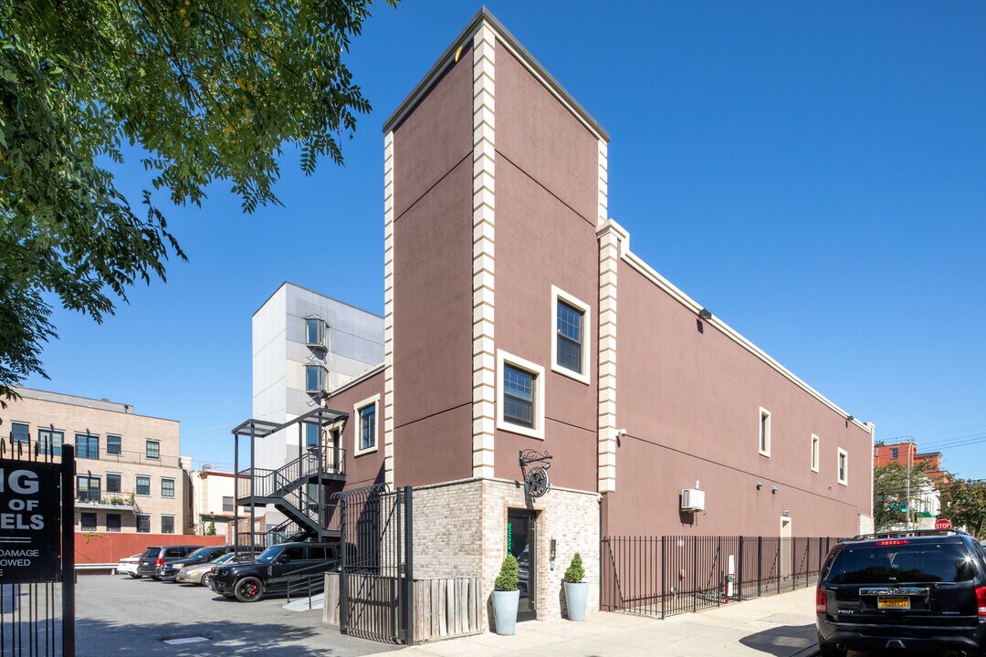 The Seneca Lofts in Flushing, NY - Foto de edificio