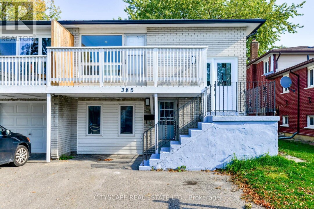 385 Archdekin Dr in Brampton, ON - Building Photo