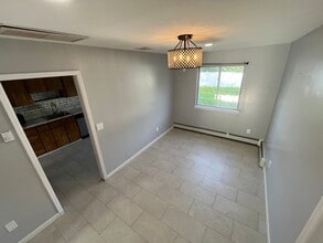 33 Country Greens Dr, Unit 1 in Holtsville, NY - Foto de edificio - Building Photo