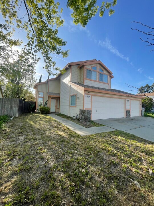 4939 Pine Nut Way in Sacramento, CA - Building Photo