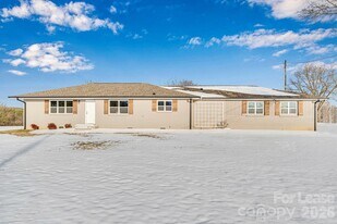 2765 Long Cir in Iron Station, NC - Building Photo