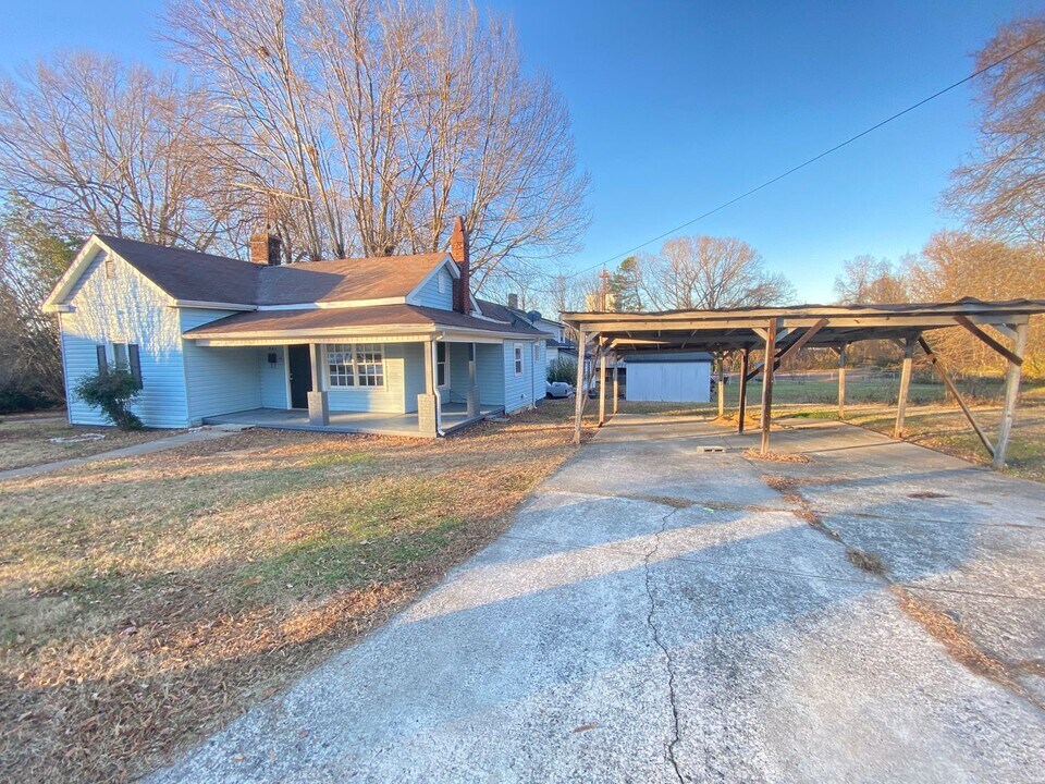 841 8th St in Statesville, NC - Building Photo