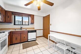 922 W Irving Park Rd in Bensenville, IL - Foto de edificio - Building Photo