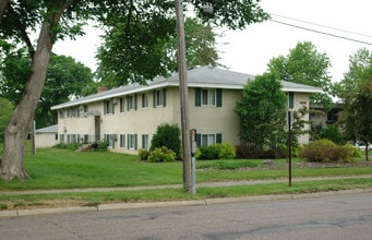 10040 Nicollet Ave S in Bloomington, MN - Foto de edificio - Building Photo