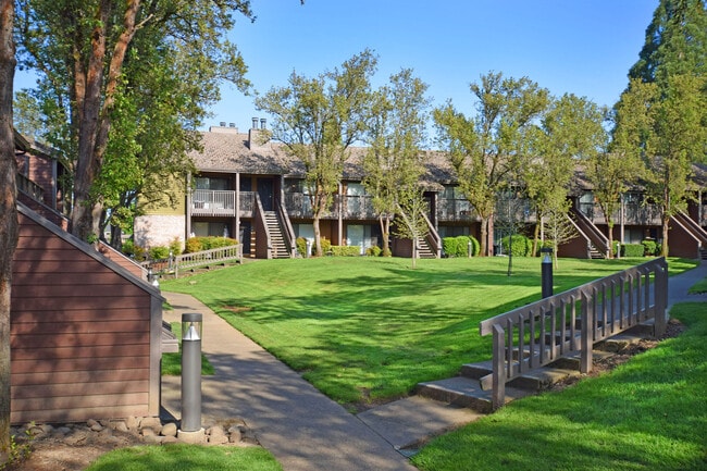 Stone Creek Apartments in Beaverton, OR - Foto de edificio - Building Photo