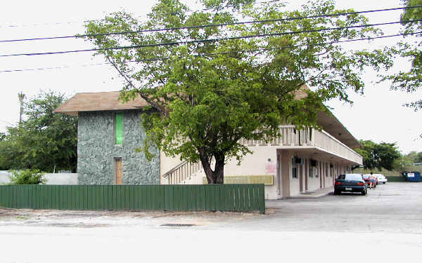 2730 NW 14th St in Miami, FL - Building Photo