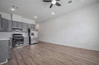7993 Attwater St, Unit A in Houston, TX - Foto de edificio - Building Photo