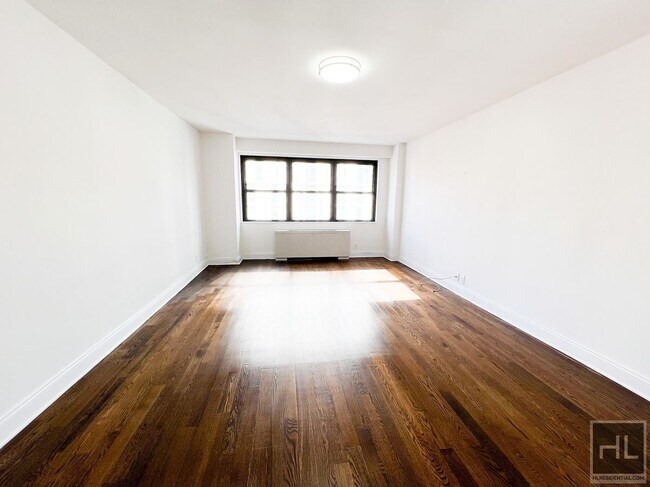 E 89 St, Unit 12H in New York, NY - Foto de edificio - Building Photo