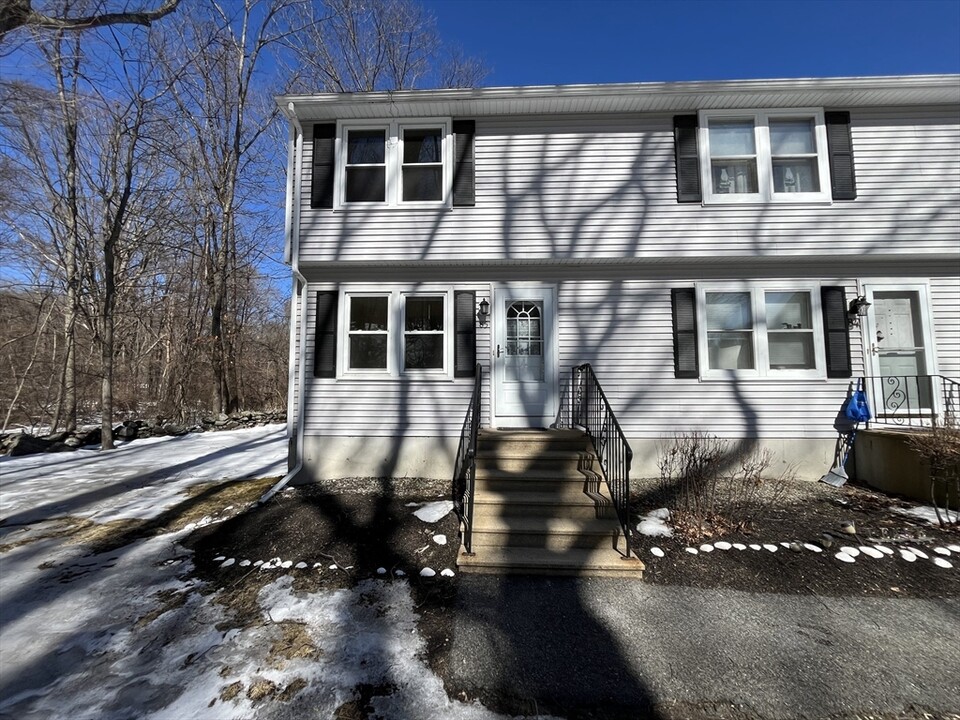 270 Sunderland Rd in Worcester, MA - Building Photo