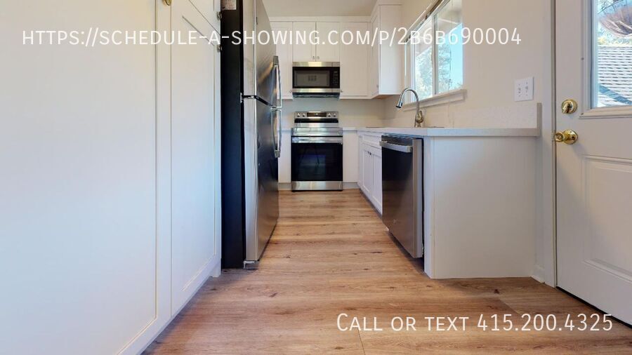 950 Lighthouse Ave in Pacific Grove, CA - Building Photo