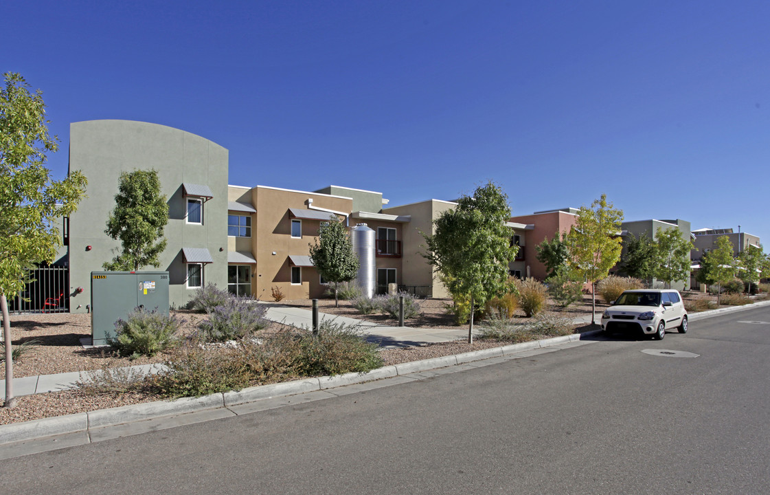 Villa Nueva Senior Apartments in Albuquerque, NM - Foto de edificio