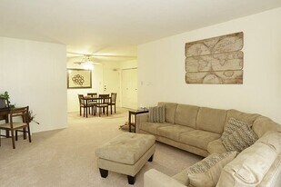 ReNew Lake Arlington in Wheeling, IL - Building Photo