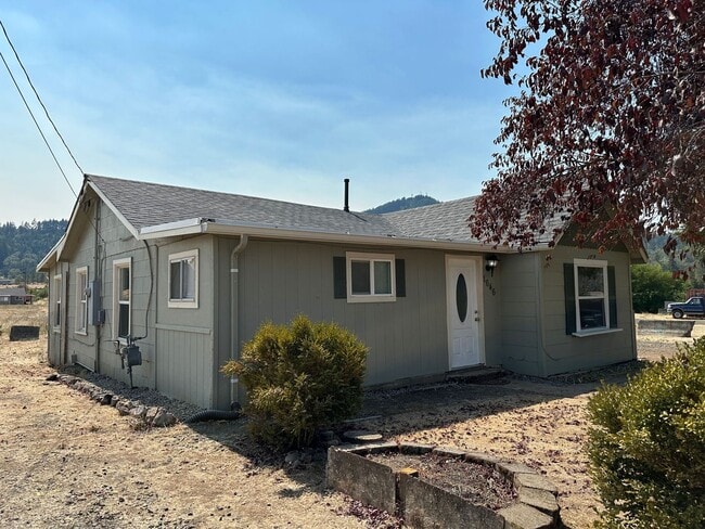 1646 SW Duke Rd in Sutherlin, OR - Building Photo - Building Photo