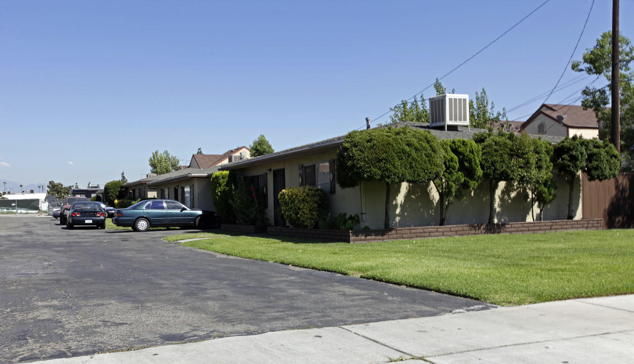 9205-9219 Olive St in Fontana, CA - Building Photo