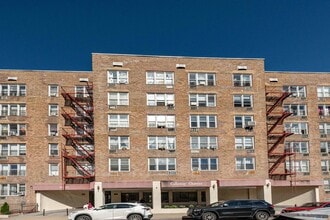 5921 Calloway St in Corona, NY - Foto de edificio - Building Photo