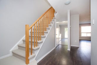 10 Bassett Blvd in Whitby, ON - Building Photo - Building Photo