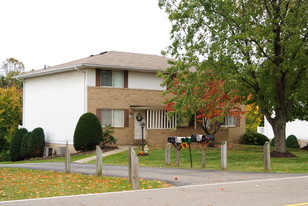 5640-5644 Huckleberry St NW in North Canton, OH - Building Photo
